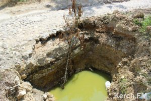 Керчанин упал в яму полной воды, разрытую водоканалом