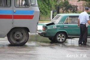 В Керчи перед пешеходным переходом столкнулись «ПАЗ» и «ВАЗ»