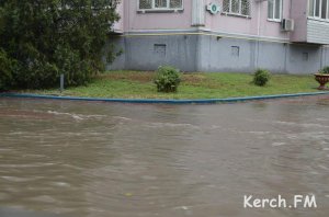 Новости » Общество: В Керчи ливень затопил дороги (видео)