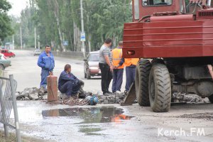 В Керчи в районе АТП из-за коллектора перекрыли дорогу