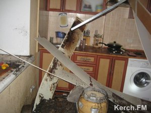 В Керчи из-за ливня крыша провалилась в кухню жильцам