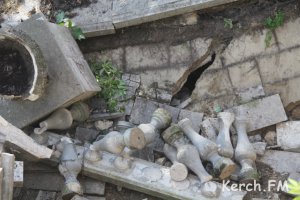 В Керчи рухнул аварийный пролет Митридатской лестницы прямо на строения под ней
