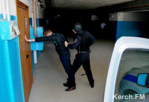 Сотрудники полиции в Керчи вместе с вневедомственной охраной ходят по квартирам