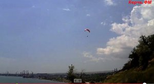 Над пляжем Керчи летал парашютист