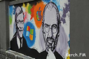 В Керчи на стене изобразили Стива Джобса и Билл Гейтса