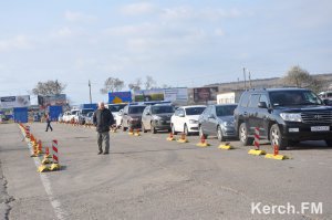 Новости » Общество: В очереди на Керченской переправе более 300 автомобилей