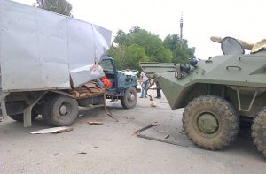 В Джанкое БТР протаранил грузовик