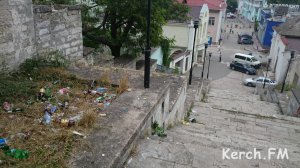 Ты репортер: В Керчи лестница на Театральной вся в мусоре, - керчанин