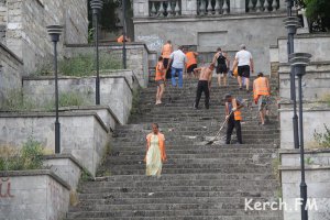 Новости » Общество: В Керчи на улице Театральной убирают мусор на лестнице