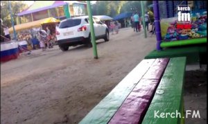 Ты репортер: В Керчи на набережной  возле детских аттракционов ездит автомобиль
