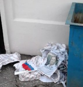 Ты репортер: В Керчи символика РФ лежит рядом с мусорным контейнером, - керчанка