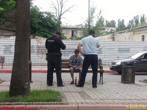Полиция Керчи пресекает распитие пива на улице (видео)