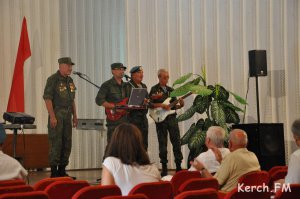 Новости » Общество: В Керчи прошел концерт в честь десантников