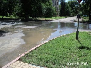 Ты репортер: В Керчи питьевая вода льется по улице Казакова