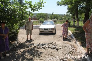 Новости » Общество: У керчан во дворе неизвестные снимали бетонное ограждение на дороге