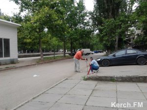 В Керчи неизвестные огораживают места для своих авто на общественной парковке