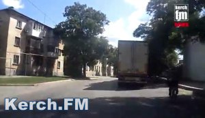 Ты репортер: В Керчи водители на Кирова объезжают фуры по встречной полосе