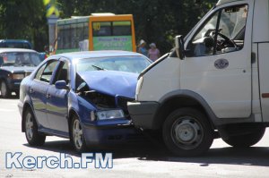 Новости » Криминал и ЧП: В Керчи маршрутка въехала в иномарку