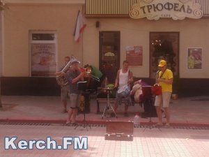 В центре Керчи музыканты играют джаз