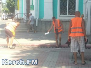 Новости » Общество: В Керчи на улице Ленина мыли тротуарную плитку