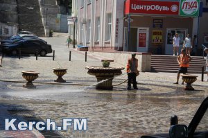 В Керчи моют улицу Ленина спецтехникой