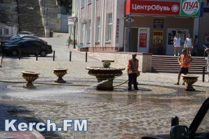 Новости » Общество: В Керчи моют улицу Ленина спецтехникой