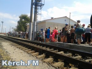 Новости » Общество: Пассажиры поезда Симферополь-Москва жалуются на долгое обслуживание в Керчи