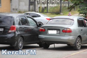 В Керчи учебный автомобиль попал в аварию, движение транспорта затрудненно