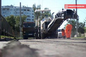 Новости » Общество: Возле городской больницы Керчи ремонтируют дорогу