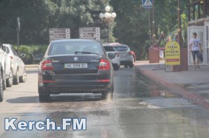 Новости » Общество: В центре Керчи два порыва канализации