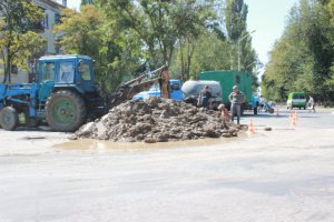 Новости » Коммуналка: Водоканал устранял порыв водовода в Керчи