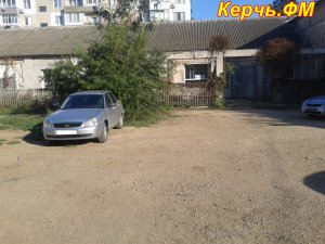 Ты репортер: В Керчи на стоянке одна Lada зацепила другую и скрылась