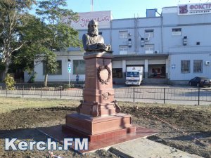 Новости » Общество: В Керчи установили бюст Святому Луке