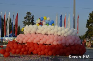 Школьники Керчи выстроились в торт из шаров (видео)