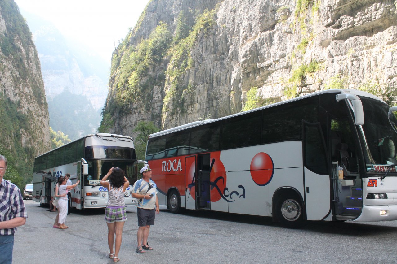 Туристический автобус ехал. Экскурсионные автобусы в Абхазии. Туристические автобусы в Абхазии. Экскурсия на автобусе. Большой экскурсионный автобус.