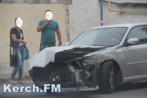 В Керчи автомобиль «Subaru» столкнулся с грузовиком