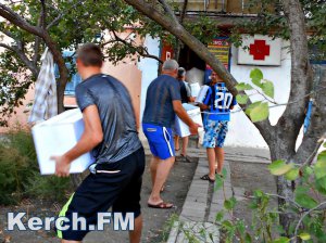 Новости » Общество: В Керчи «Красный крест» помогает гуманитарной помощью беженцам