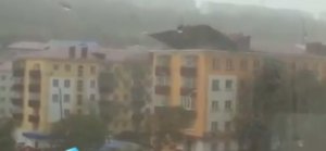 На Сахалине ураганный ветер сносит крыши с многоэтажек (видео)