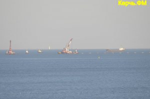 В Керченском проливе начали строить второй технологический мост (фото, видео)