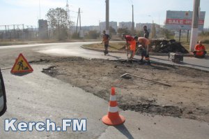 Новости » Общество: В Керчи в районе остановки АТП снова снимают часть дороги