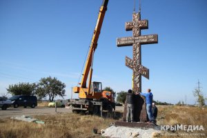 В Крыму установили 7-метровый поклонный крест