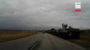 На трассе под Керчью стоит колонна  военной техники