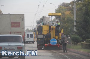 Новости » Общество: В Керчи по улице Свердлова снимают дорожное полотно