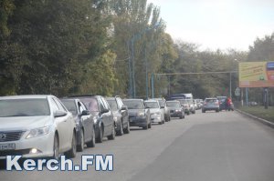 Новости » Общество: В Керчи автомобили в очереди на паром образовали пробку