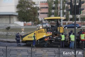 В Керчи кладут асфальт на главных дорогах