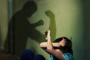 Новости » Криминал и ЧП: В Керчи отчим избивал двух маленьких детей и выгонял их на улицу по ночам