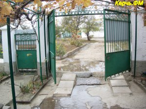 Керчане просят устранить порыв воды на Кокорина (видео)