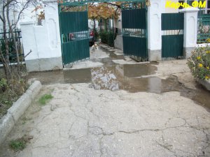 Питьевая вода заливает дворы в Керчи - водоканал не реагирует