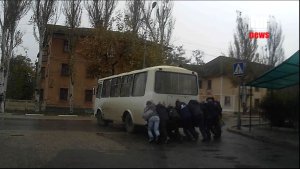 В Керчи люди на остановке помогли завести автобус «с толкача» (видео)