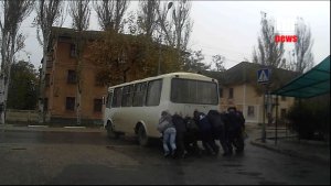 Ты репортер: В Керчи люди на остановке помогли завести автобус «с толкача» (видео)